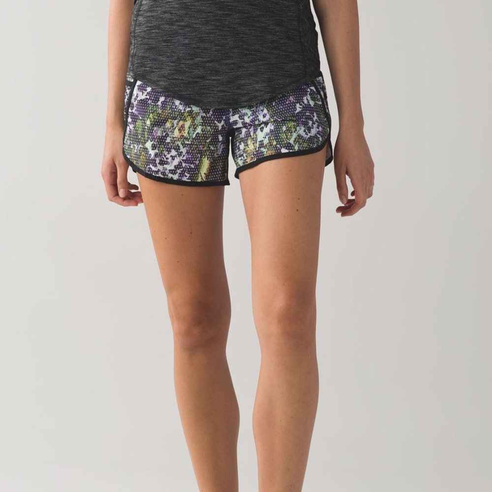 Lululemon Tracker Short III Size 4 in Floral Sport White Multi / Black